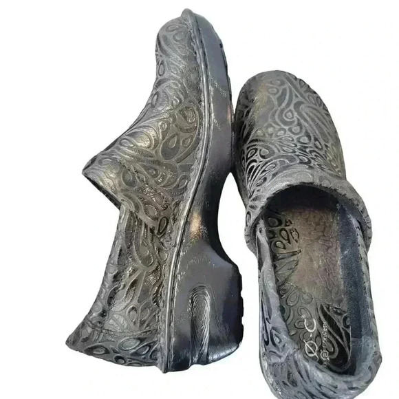 Born Concepts BOC Black Leather Floral Embossed Peggy Clogs - Picture 9 of 11